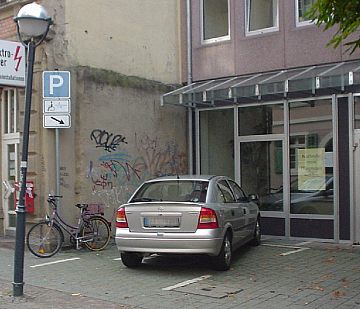 Straßenlampe vor Behindertenparkplatz